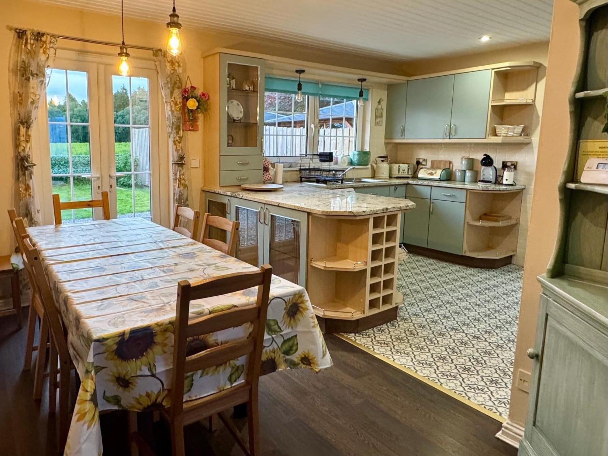 Finn Village "Mountain View Cottage" Private Garden, 9-Seater Hot Tub, Firepit & Pizza Stove Drymen Eksteriør bilde